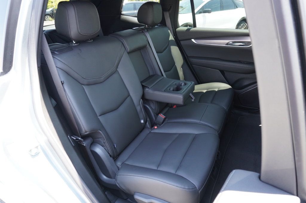 Certified 2025 Cadillac XT6 Luxury FWD image 12