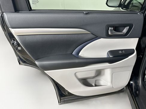 Used 2019 Toyota Highlander XLE image 28