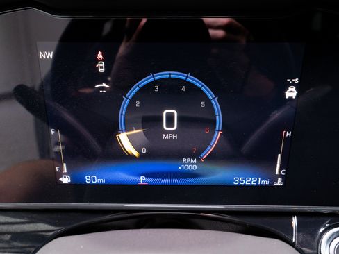 Used 2024 Chevrolet Trax RS w/ Sunroof Package FWD image 24