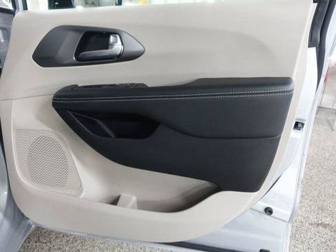 Used 2024 Chrysler Pacifica Touring-L FWD image 25
