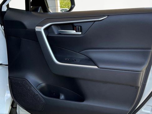 Certified 2025 Toyota RAV4 XLE FWD image 28