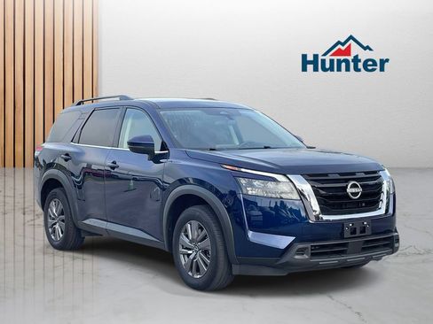 Used 2025 Nissan Pathfinder SV AWD/4WD image 1