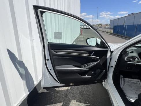 Used 2018 Honda Accord Touring image 13