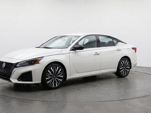 Used 2025 Nissan Altima 2.5 SV FWD image 3