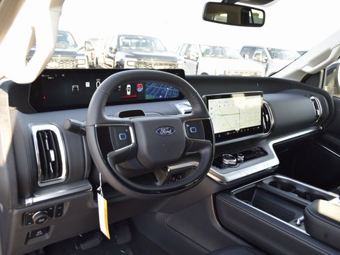 New 2025 Ford Expedition Platinum w/ Driver's Package image 17