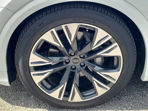 Certified 2025 Audi Q8 Prestige w/ Prestige Package AWD/4WD image 9