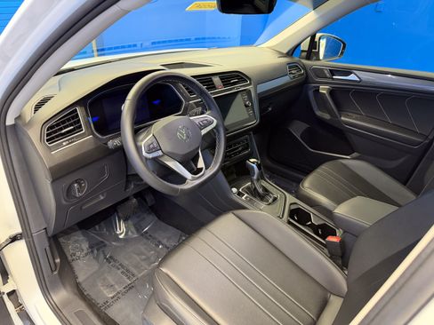 Used 2024 Volkswagen Tiguan SE w/ Panoramic Sunroof Package FWD image 11