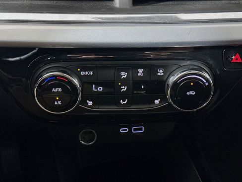 Used 2025 Chevrolet Trax LT w/ LT Convenience Package image 23