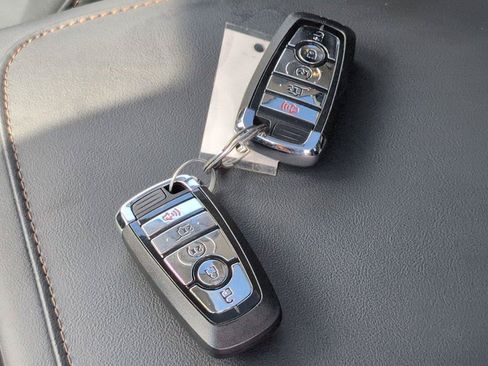 Used 2025 Lincoln Aviator AWD image 16