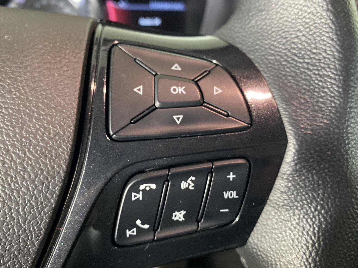 Used 2018 Ford Explorer XLT w/ Equipment Group 202A AWD/4WD image 11