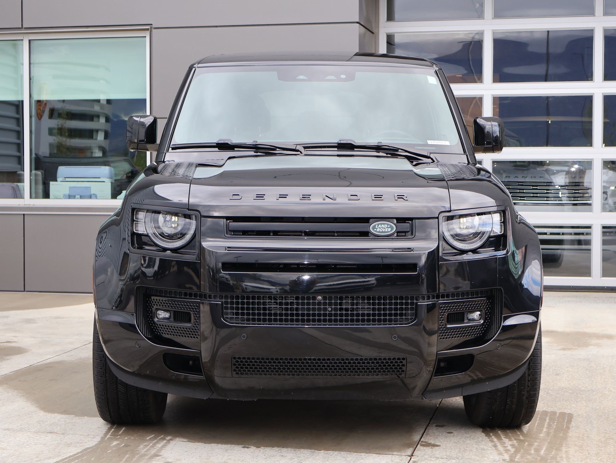 Used 2025 Land Rover Defender 110 V8 AWD/4WD image 2