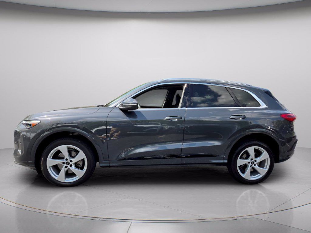 Certified 2025 Audi Q5 Premium AWD/4WD image 3