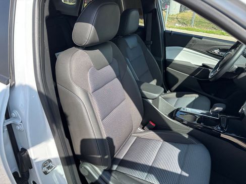 Used 2025 Chevrolet Trax LT w/ LT Convenience Package image 35