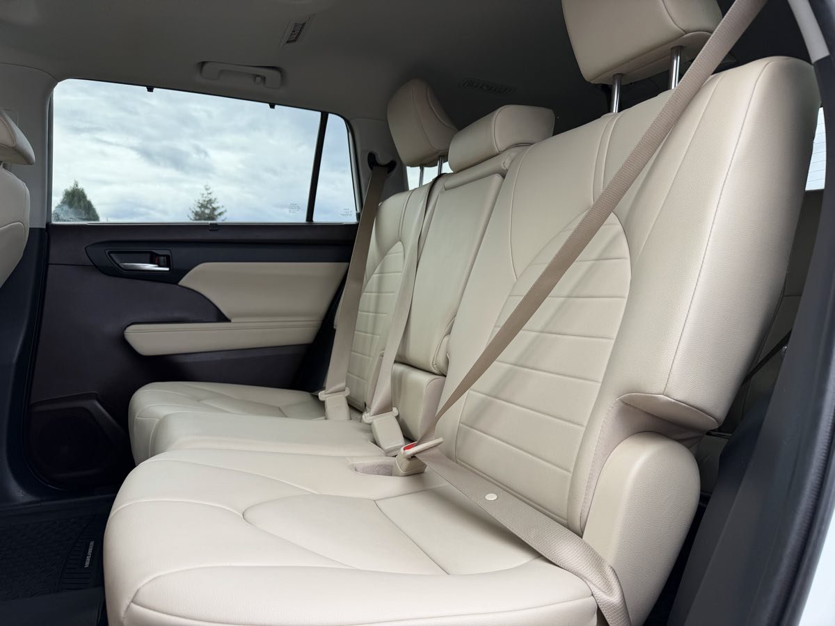 Used 2020 Toyota Highlander XLE AWD/4WD image 11