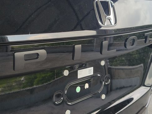 Used 2025 Honda Pilot Elite image 7