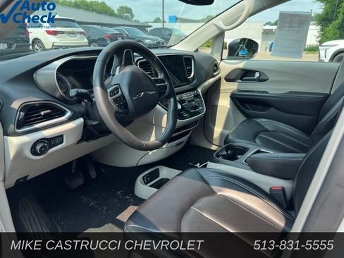 Used 2023 Chrysler Pacifica Touring-L FWD image 5