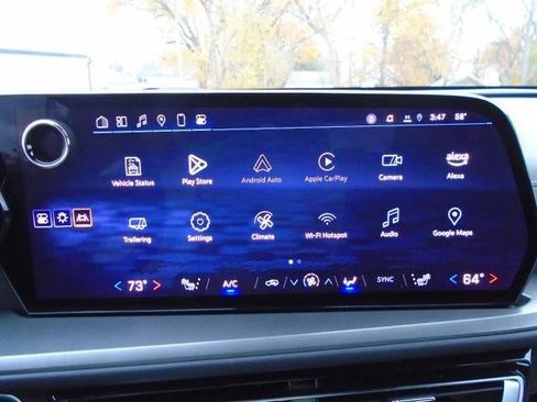 Used 2025 Chevrolet Traverse LT image 11