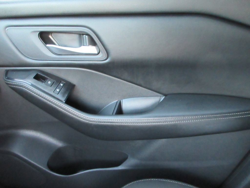 Used 2025 Nissan Rogue SV FWD image 30