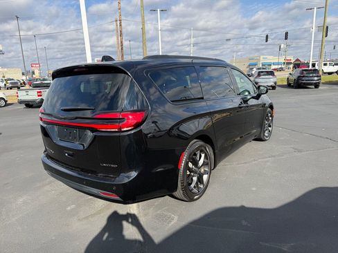 Used 2025 Chrysler Pacifica Limited FWD image 7