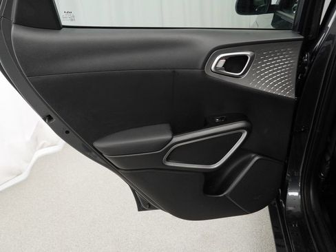 Used 2025 Kia Soul LX w/ LX Technology Package FWD image 25