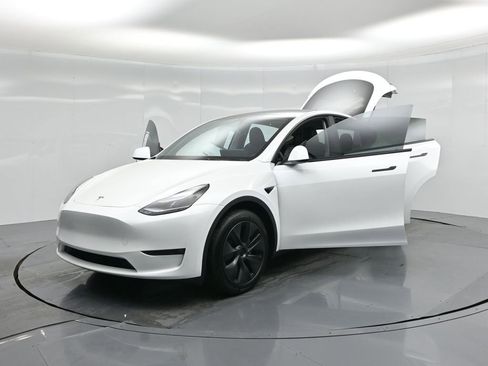 Used 2025 Tesla Model Y Long Range image 28