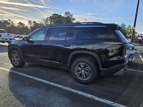 Used 2025 Chevrolet Traverse LT image 4