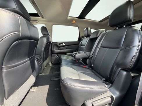 Used 2020 Nissan Pathfinder Platinum FWD image 22