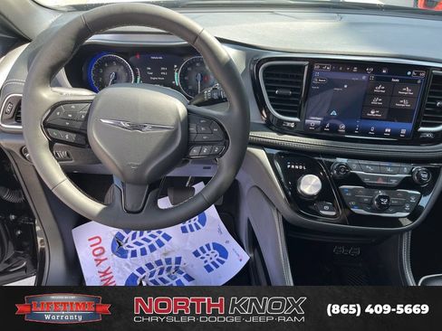 Used 2025 Chrysler Pacifica Limited FWD image 8