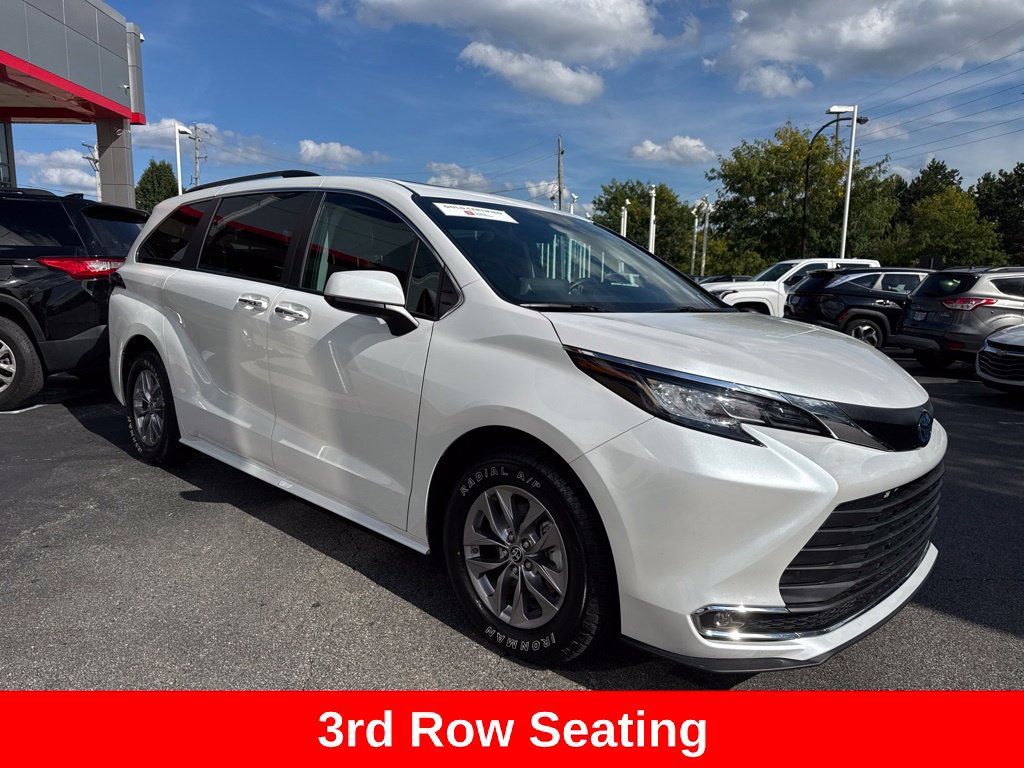 Certified 2023 Toyota Sienna XLE FWD image 10