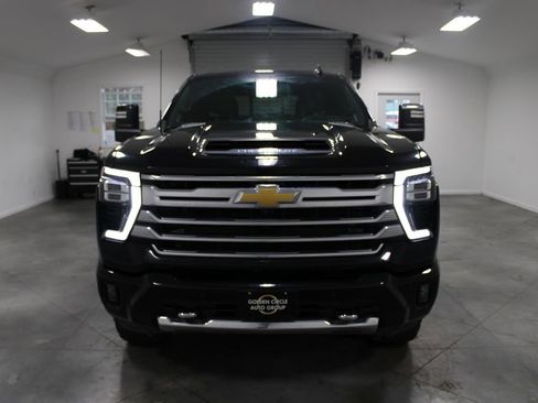 Used 2024 Chevrolet Silverado 2500 High Country w/ High Country Premium Package AWD/4WD image 3