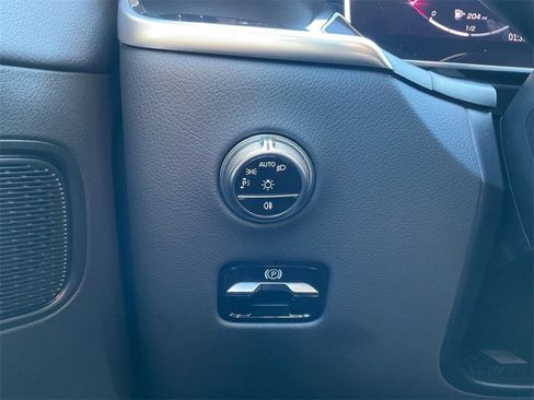 Used 2024 Mercedes-Benz GLC 300 4MATIC image 30