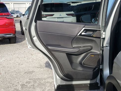 Used 2025 Mitsubishi Outlander SE image 13