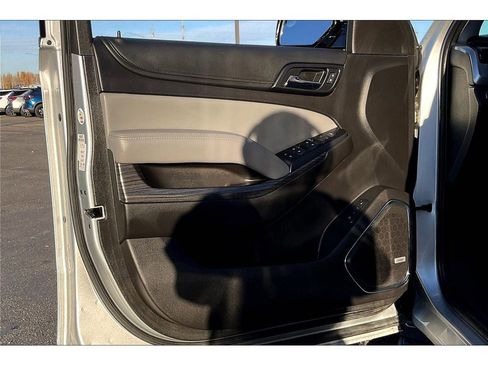 Used 2018 Chevrolet Suburban LT image 25