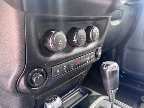 Used 2017 Jeep Wrangler Unlimited Sahara w/ Connectivity Group image 15