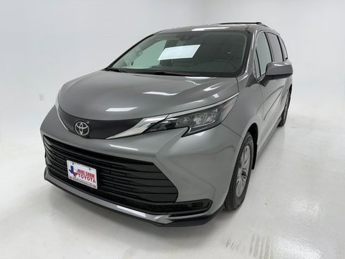 New 2026 Toyota Sienna LE image 4
