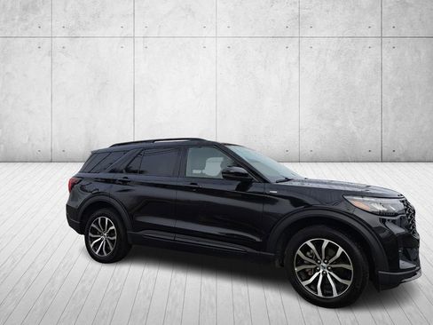 Used 2025 Ford Explorer ST-Line image 3