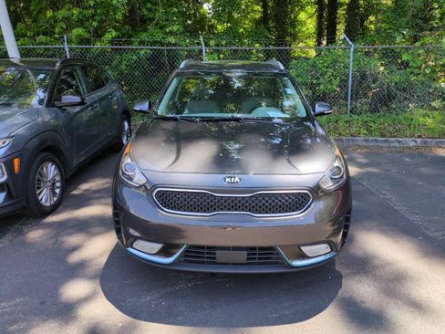 Used 2018 Kia Niro EX FWD image 2