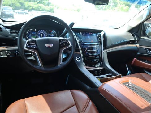 Used 2018 Cadillac Escalade Luxury AWD/4WD image 19