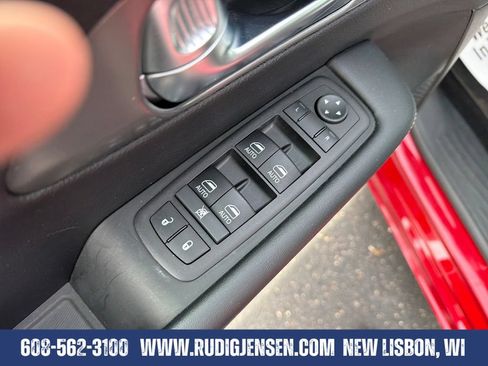 Used 2025 Chrysler Pacifica Select FWD image 11