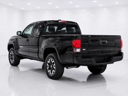 Used 2019 Toyota Tacoma TRD Off-Road AWD/4WD image 3