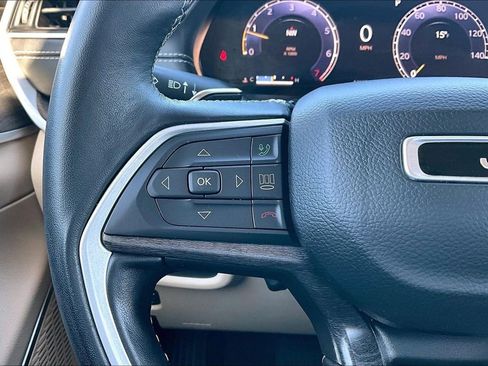 Used 2022 Jeep Grand Cherokee Limited w/ Luxury Tech Group II image 18