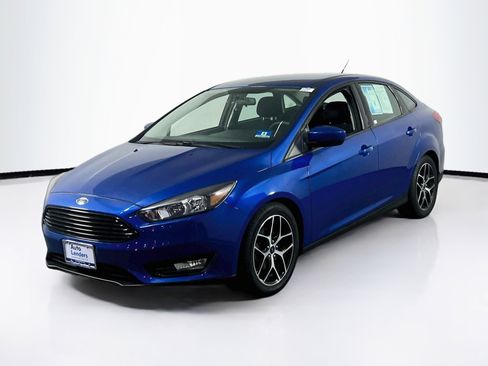 Used 2018 Ford Focus SE w/ SE Appearance Package FWD image 1
