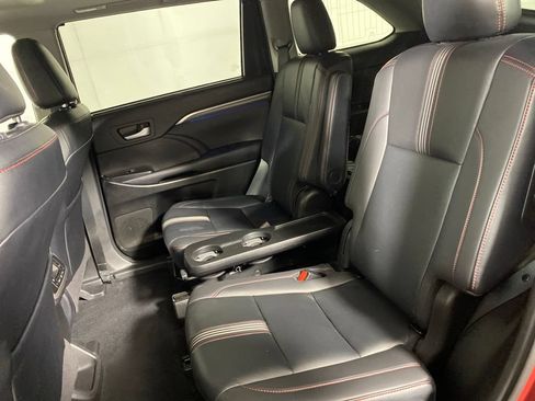 Used 2019 Toyota Highlander SE AWD/4WD image 14