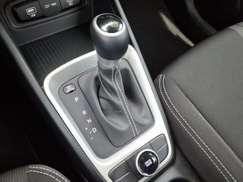 Certified 2025 Hyundai Venue SEL image 23