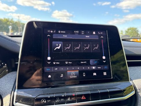 Used 2025 Jeep Compass Latitude w/ Sun & Sound Group AWD/4WD image 24