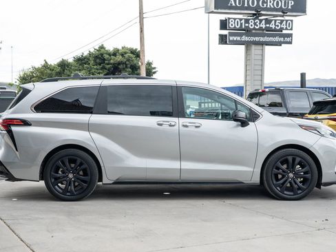 Used 2023 Toyota Sienna XSE FWD image 12