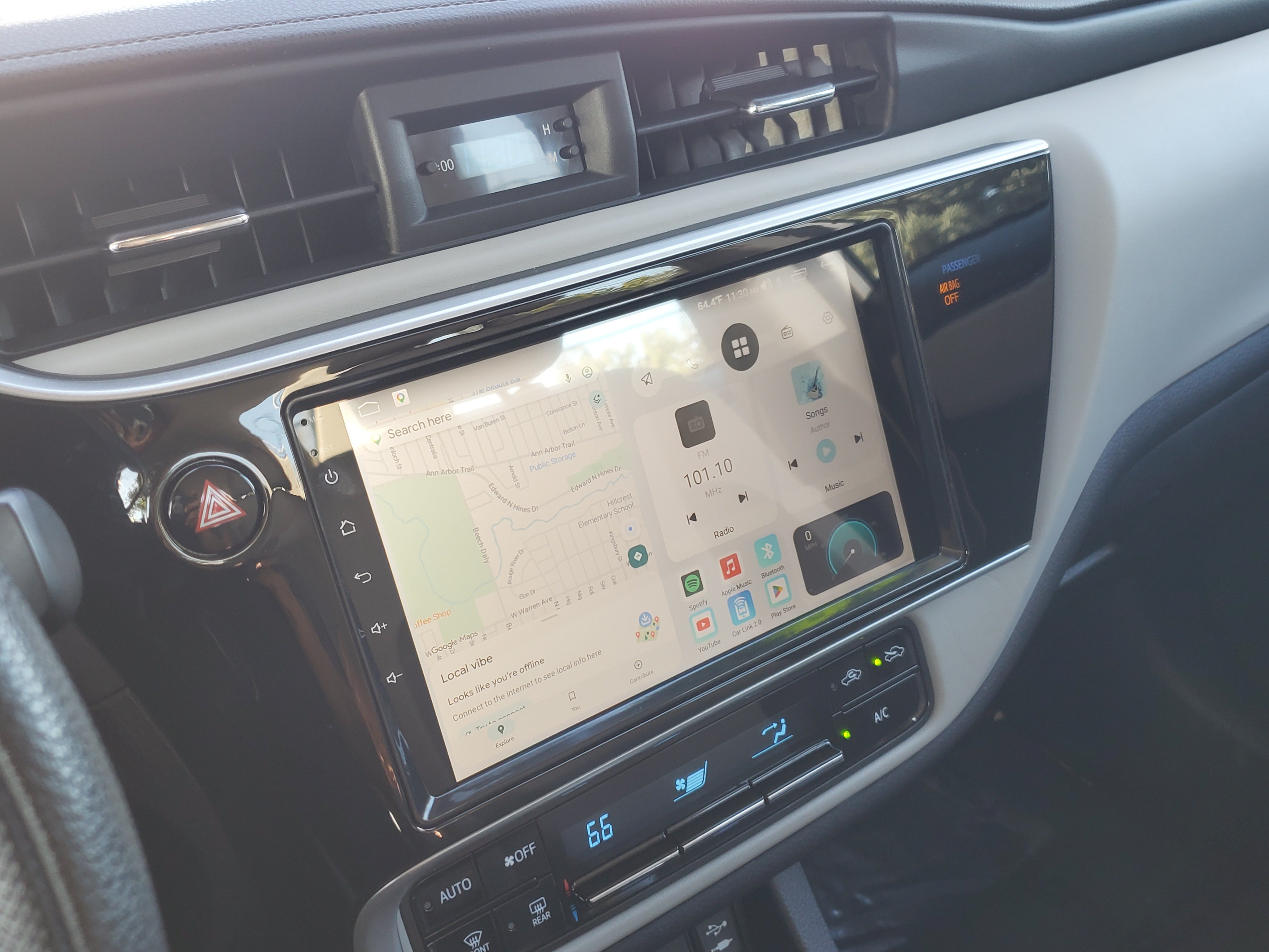 Used 2018 Toyota Corolla LE FWD image 17