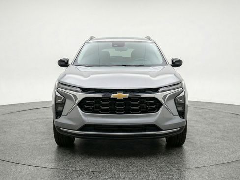 Used 2025 Chevrolet Trax LT w/ LT Convenience Package image 2