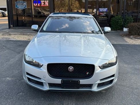 Used 2017 Jaguar XE Prestige RWD image 3