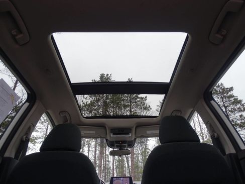 Used 2021 Nissan Rogue SV image 2